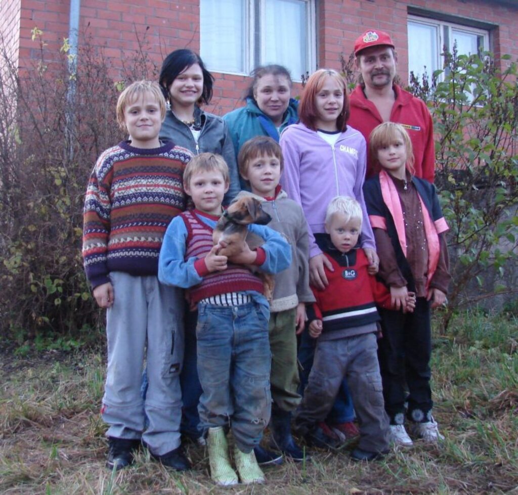 Zvaigžņu ģimene pēc ugunsnelaimes dzīvi turpina, raugoties nākotnē, jo ikviens no viņiem vēlas būt siltumā un drošībā. Attēlā ģimene kopā ar kaimiņu zēnu (pirmajā rindā no labās). 
Autors: Santa Sinka