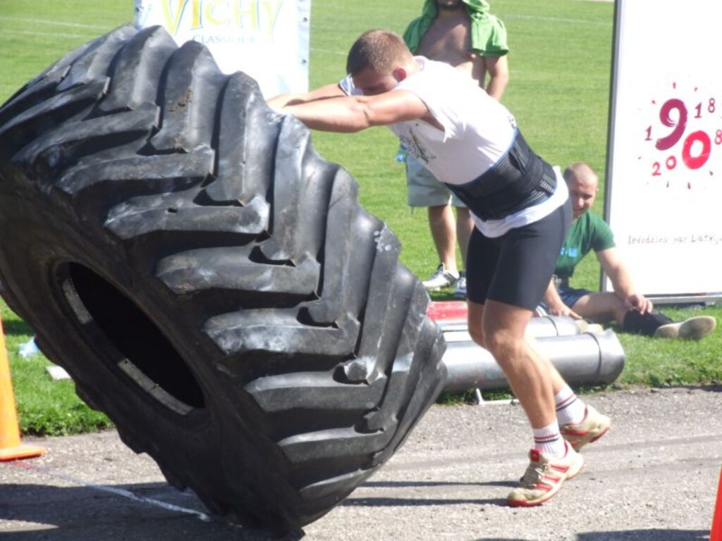 Viena no Ritvara iecienītākajām disciplīnām ir gandrīz 320 kilogramu smagās riepas velšana. 
Autors: No personīgā arhīva