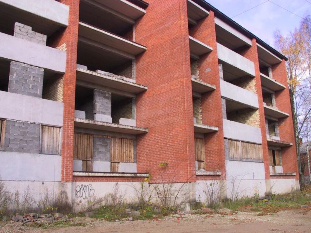 Smiltenē, Daugavas ielā 7a esošās jaunbūves īpašnieks Jānis Paleps vēlas sadarboties ar pilsētas pašvaldību, jo projekts par 24 dzīvokļu dzīvojamo māju iestrēdzis pusceļā. 
Autors: Santa Sinka