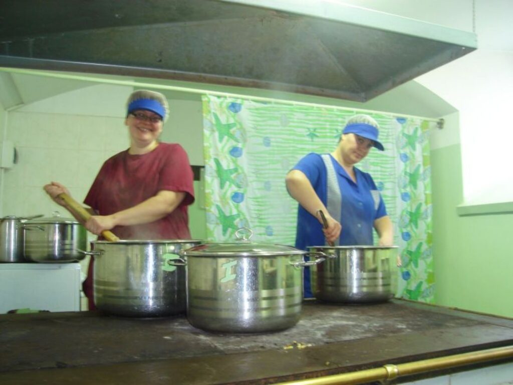Vijciema pamatskolas pavāre Nelda Majore (no kreisās) un viņas palīdze Ilze Majore uzskata, ka bērniem ik dienu vajadzīgs veselīgs un garšīgs ēdiens.
Autors: Sarmīte Ozola