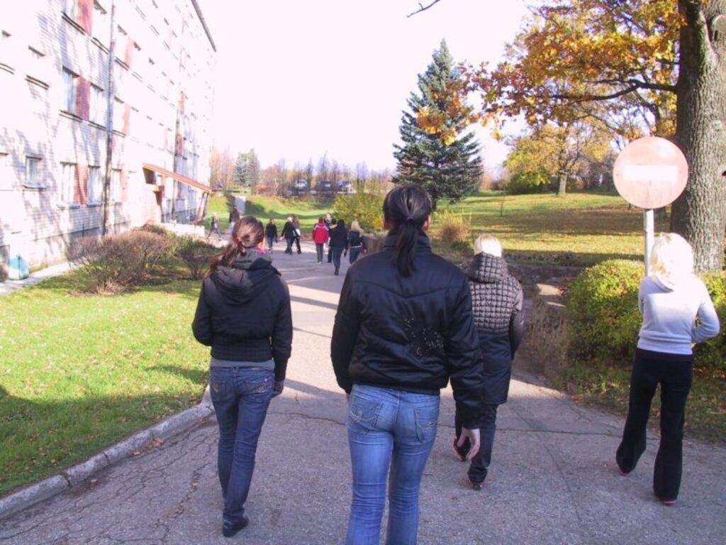 Dienesta viesnīcā (attēlā) dzīvojošie Smiltenes tehnikuma audzēkņi, it īpaši meitenes, vakaros baidās iziet ārā, un ja to dara, - tad bariņā.
Autors: Sandra Pētersone