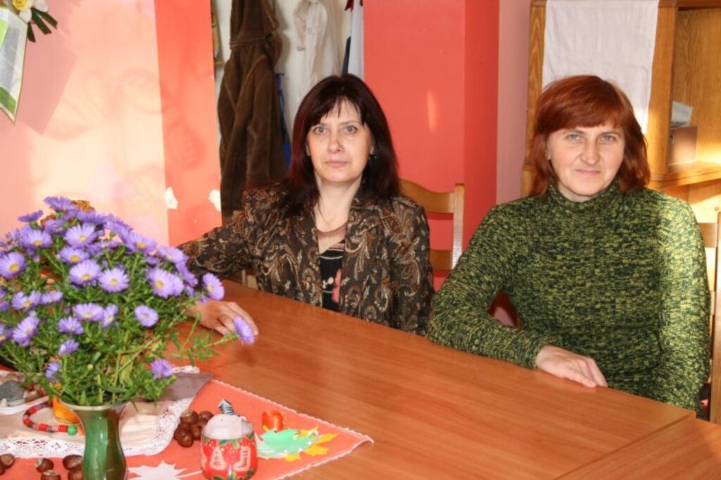 Ērģemes bērnunama – patversmes audzinātāja Daina Auniņa (no kreisās) un auklīte Laima Krievupe atzīst, - strādājot ar pusaudžiem, bez problēmām neiztikt. 
Autors: Inga Karpova