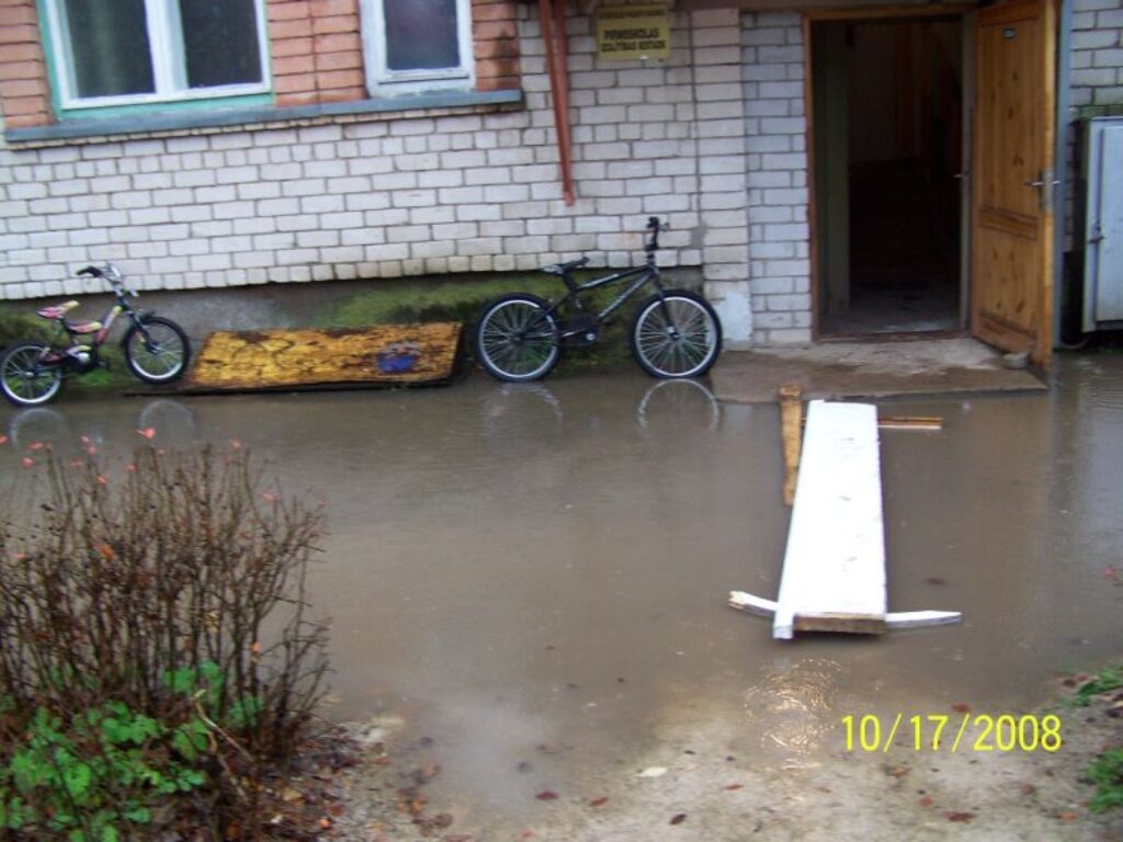 Applūdušo Grundzāles pirmsskolas izglītības iestādes ieeju fotogrāfijā  fiksēja portāla lasītāja. Pašvaldība skaidro, ka problēma ir atrisināta.
Autors: Lietotāja foto