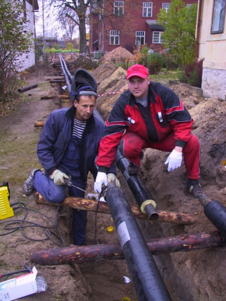 Strenčos būvē jaunu siltumtrases posmu, lai pieslēgtu centralizētajai apkures sistēmai pašvaldības iestādes. Objektā strādā arī metinātājs Normunds Barons (no kreisās) un būvstrādnieks Jānis Briedis.
Autors: Sandra Pētersone