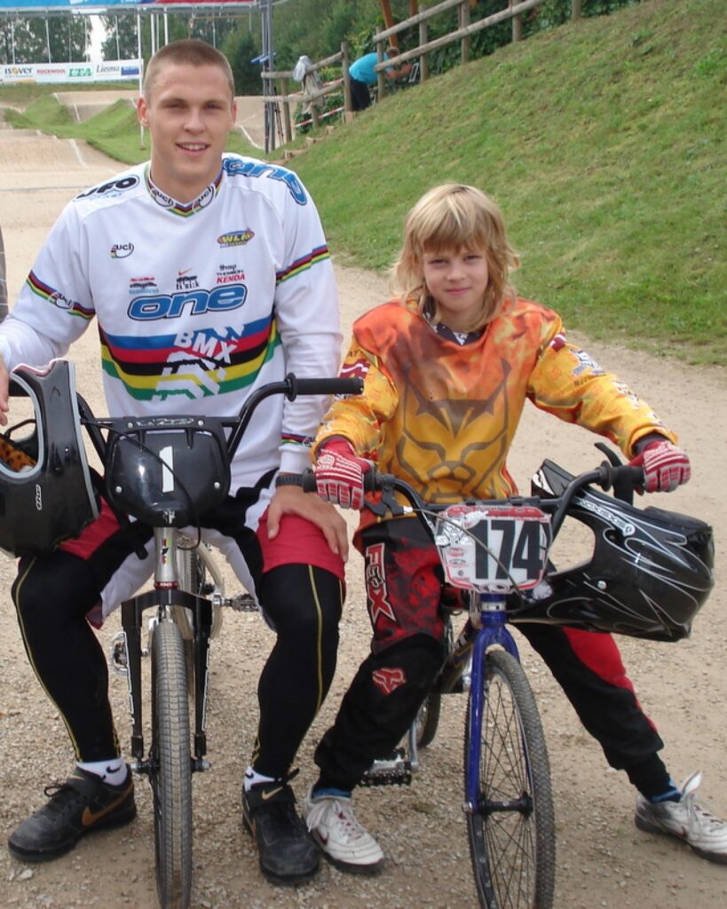 BMX 20 gadu jubilejā Latvijā, Olimpiskā zelta medaļnieks Māris Štrombergs (no kreisās) labprāt ļauj iemūžināt mirkli kopā ar “Silvas ziķeru” B9 grupas vicečempionu Elvi Kristiānu Šmulānu.
Autors: Ģirts Kātiņš