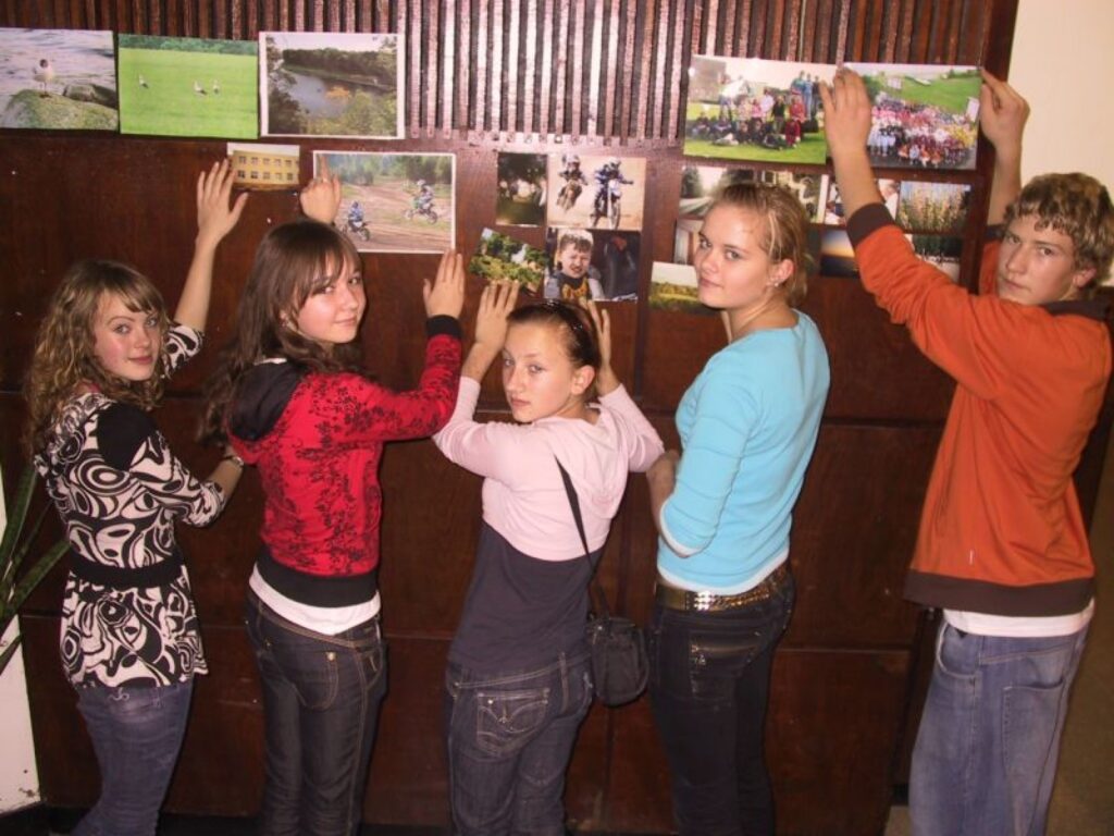 Variņu pamatskolā šodien atklāj audzēkņu atnesto fotogrāfiju izstādi “Mana Latvija”, kuru skolēni sāka hallē izlikt jau piektdien. 
Autors: Sandra Pētersone