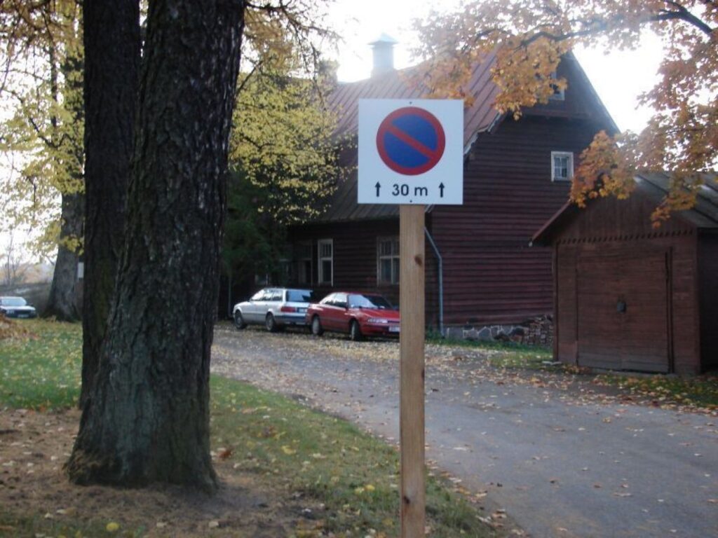 Sarkanā Krusta Smiltenes slimnīcas pagalmā pirms dažām dienām uzstādīta dīvaina izmēra zīme “Stāvēt aizliegts”. Speciālisti atzīst, ka tā neatbilst valsts noteiktajiem standartiem un autovadītājiem tā nav jāņem vērā.
Autors: Santa Sinka