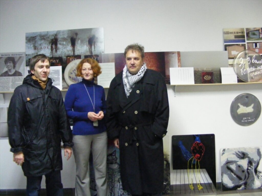 Baltkrievijas jaunais mākslinieks Alekseijs Luņjevs (no kreisās), galerijas “Podzemka” vadītāja Valentīna Kisiļova un Aivars Ikšelis vienojušies par izstādes rīkošanu Valkā. 
Autors: No personīgā arhīva