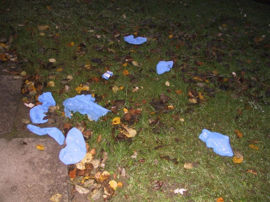 Blakus zālienā bija izmētātas bahilas jeb čības, kuras slimnīcā jāvelk virs āra apaviem.
Autors: Sandra Pētersone