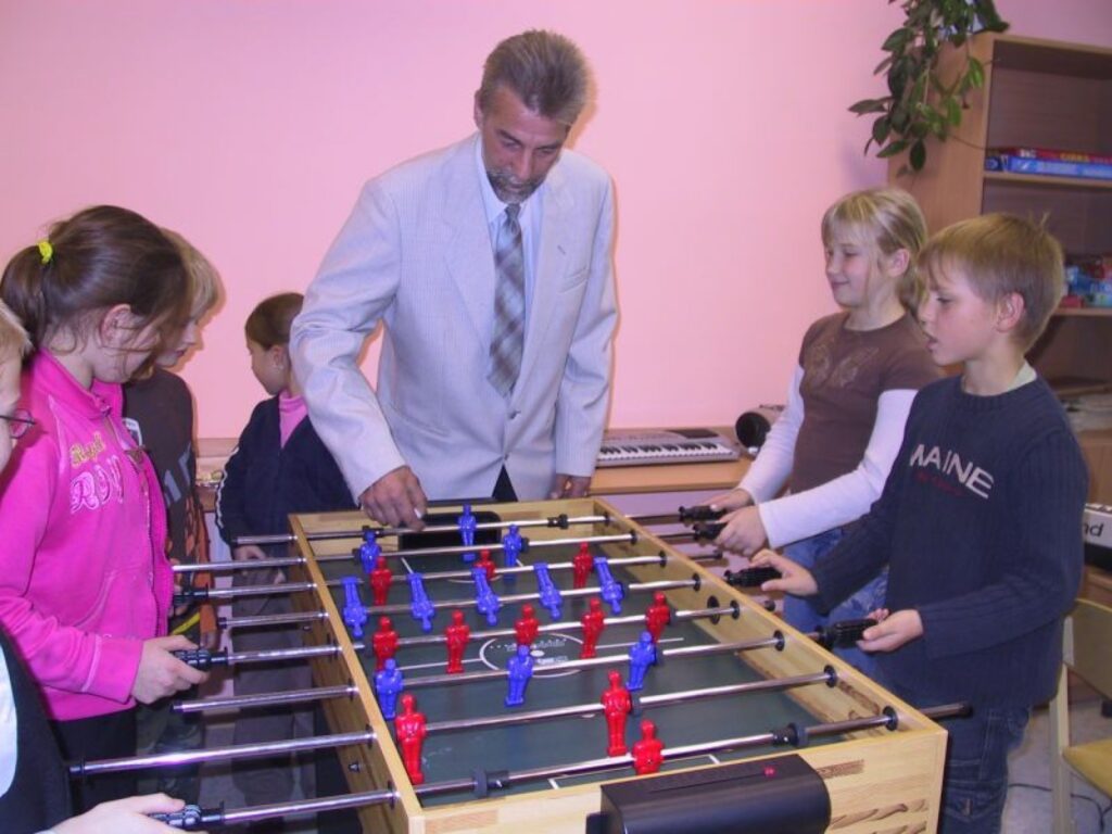 Bērnam un ģimenei draudzīgākās pašvaldības titulu ieguva Palsmanes pagasts. Pagastā nesen atvēra dienas centru, kurā skolēni var pavadīt brīvo laiku pēc mācību stundām. Šo projektu vadīja Jānis Pērle.
Autors: Sandra Pētersone