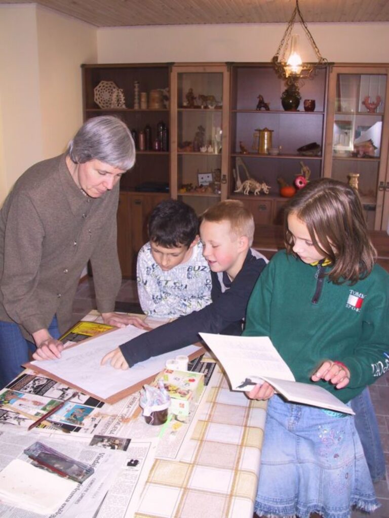 Pirmo apmeklētāju vidū šonedēļ Smiltenē atvērtajā bērnu brīvā laika centrā “Ligzdiņa” bija Edžus Kondratjevs (no kreisās), Dāvis Ābols un Kristīne Zvaigzne. Attēlā - kopā ar centra vadītāju Natāliju Gailīti.
Autors: Sandra Pētersone