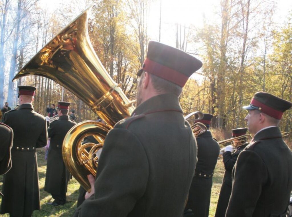 Tauru skaņās viļņojas ne tikai gaiss, bet arī daudzkrāsu koku lapas.
Autors: Aldis Dubļāns