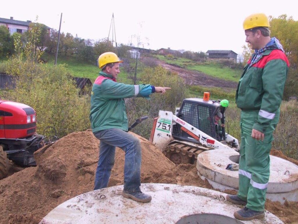 Uzņēmuma “Vidzemes energoceltnieks” santehniķi Valters Gaugers (no kreisās) un Juris Voičiks informē, ka  notekūdeņu attīrīšanas iekārtu būve Launkalnē jāpabeidz šomēnes.
Autors: Sandra Pētersone