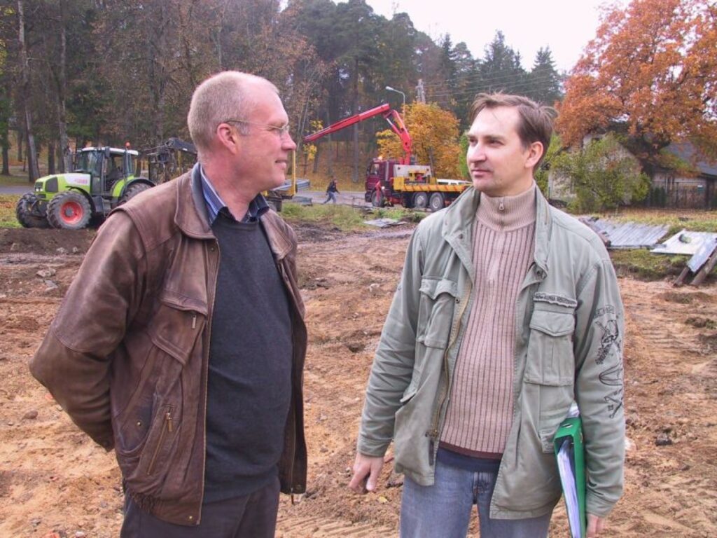 Sagatavojot vietu peldbaseina būvei, jau demontētas vecās ēkas. Ar varbūtējo sadarbības partneri no Igaunijas Tomasu Trejalu (no kreisās) nākamos darbus apspriež objekta ģenerāluzņēmēja “Tesman” projektu vadītājs Indreks Lāks. 
Autors: Sandra Pētersone