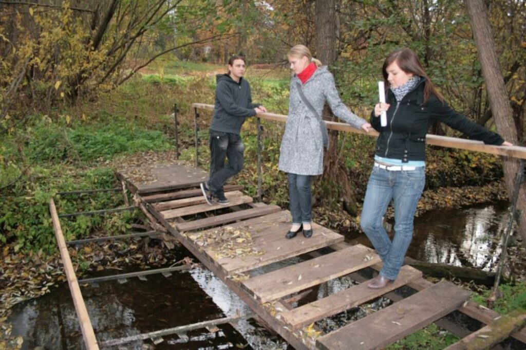 Jaunieši Uģis Sviķis (no kreisās), Romina Meļņika un Diāna Giļe novērtē postījumus pie Varžupītes. 
Autors: Aldis Dubļāns