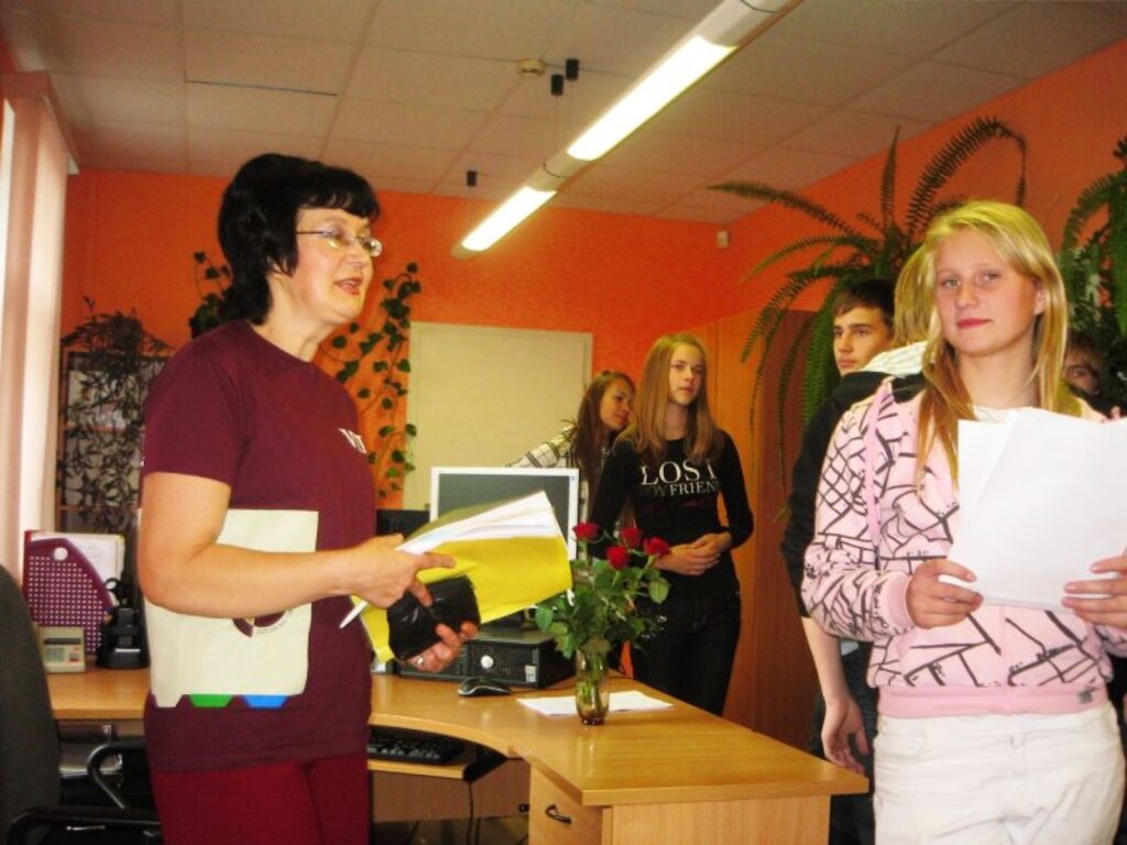 Nodokļu maksātāju konsultāciju daļas priekšniece Ausma Eglīte Valkas ģimnāzistiem skaidro VID pamatuzdevumus.
Autors: No arhīva 