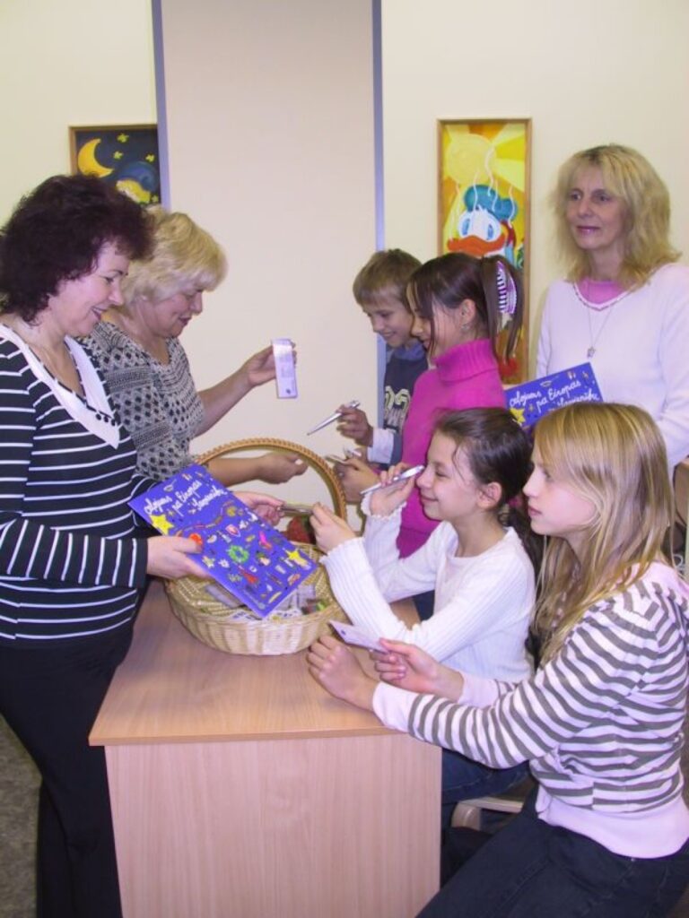 Bibliotekāres Zoja Nikolajeva (no kreisās) un Ilze Nātre bērnus aicināja neklātienē apceļot Eiropu un rosināja par to pastāstīt arī kolēģi Aldu Liuki no ES informācijas punkta.
Autors: Sandra Pētersone