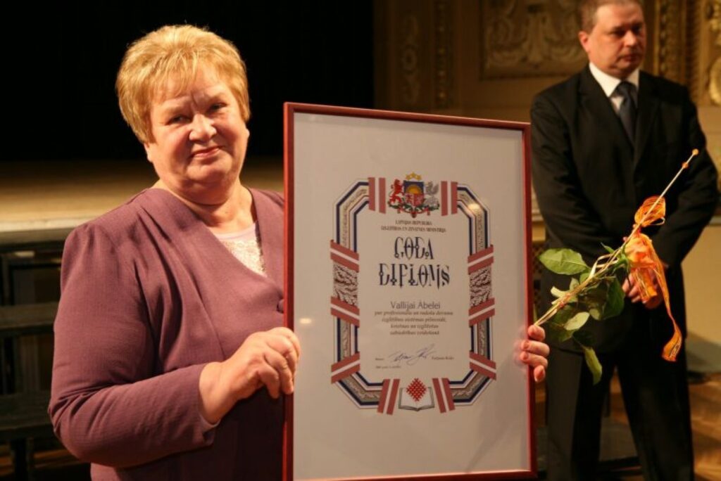 Vallija Ābele Skolotāju dienā Rīgas Latviešu biedrības namā saņem Izglītības un zinātnes ministrijas apbalvojumu.
Autors: No personīgā arhīva