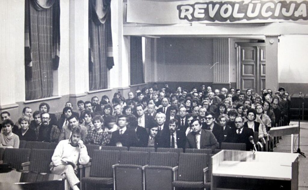 LTF Valkas rajona nodaļas konferences dalībnieku devīze - “Revolūcija turpinās”.
Autors: Aldis Dubļāns