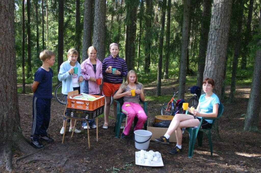 Pēc skrējiena drēgnajā vēsajā laikā bērni priecājas par iespēju baudīt karstu tēju un smalkmaizīti. 
Autors: Aldis Dubļāns