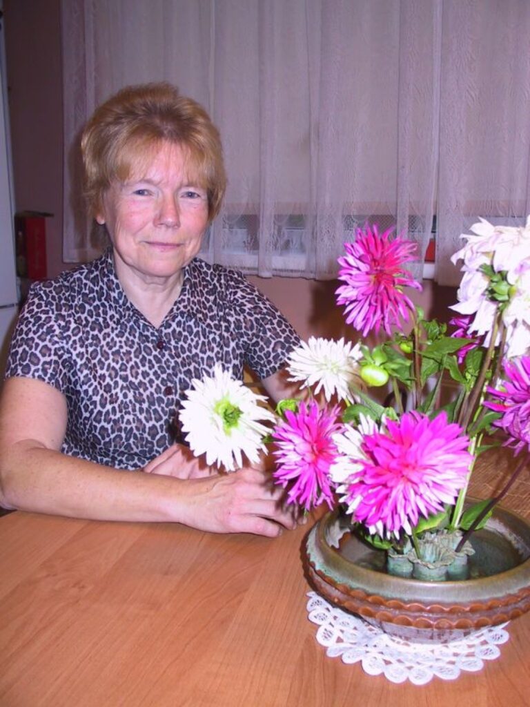 Palsmaniete Ausma Zeibote  īsā laikā pārdzīvoja vīra nāvi, paliekot ar pieciem bērniem, un ļaunu slimību, taču tik un tā spēj priecāties par dzīvi.
Autors: Sandra Pētersone