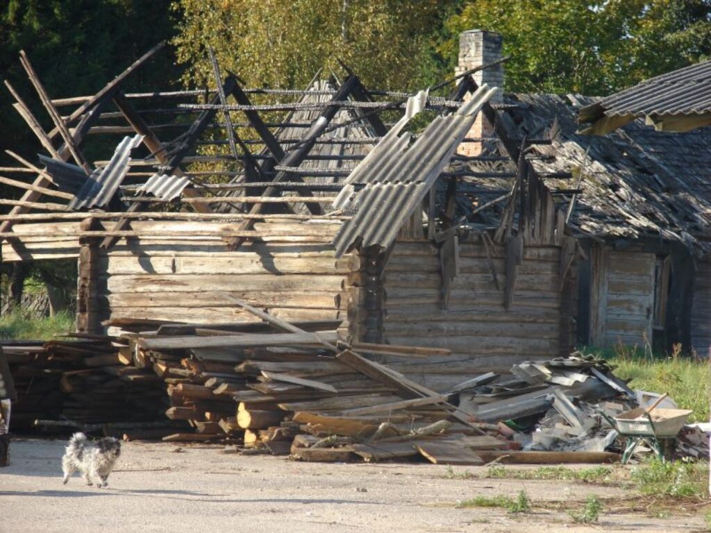 Tagad pienākusi kārta arī nākamajam. Jāpriecājas, ka šādas pamestas ēkas nonāk darbīgu cilvēku rokā, kuru interesēs ir paveikt ko labu, nevis graustā ļaut vaļu ikvienam, kā tas bija līdz šim.
Autors: Santa Sinka
