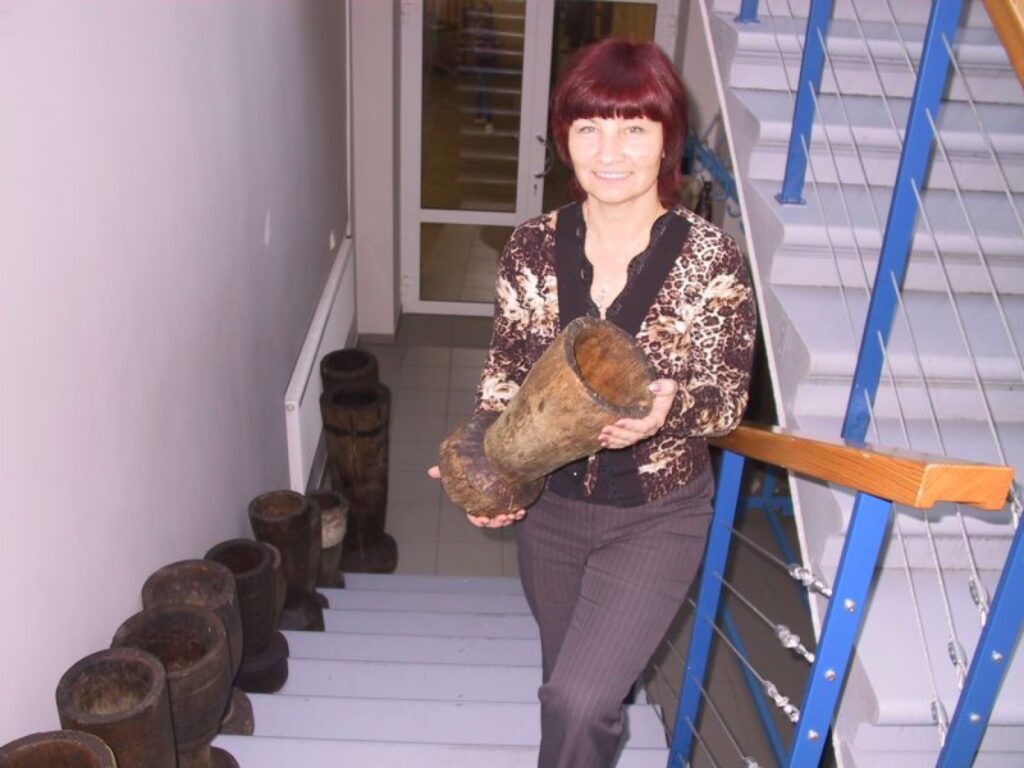 “Smiltenes muzeja fonda” valdes priekšsēdētāja Zinaida Bērza cer, ka topošajam muzejam izdosies atrast plašas telpas. Drīz izstādē izliks šīs piestas.
Autors: Sandra Pētersone