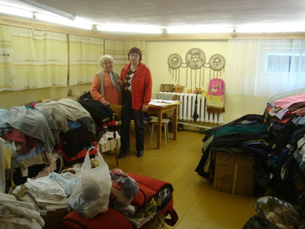 Sarkanā Krusta Smiltenes nodaļai aktuāls ir kļuvis jautājums par telpām, jo pagaidām apmeklētāji, kuri vēlas ziedot vai ņemt ziedojumus, jāuzņem daudzstāvu mājas pagrabā. 
Autors: Santa Sinka