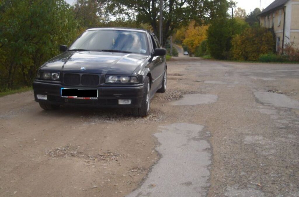 Iedzīvotāji uz grandiozām pārmaiņām Galdnieku ielā nevar cerēt. Tuvākajā laikā asfaltu neuzklās, vienīgi pašreizējās bedres amatpersonas sola aizbērt. 
Autors: Santa Sinka