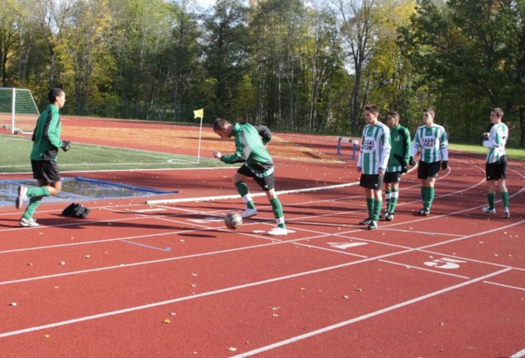  Viesi no Francijas sāk iesildīšanās treniņu.
Autors: Aldis Dubļāns