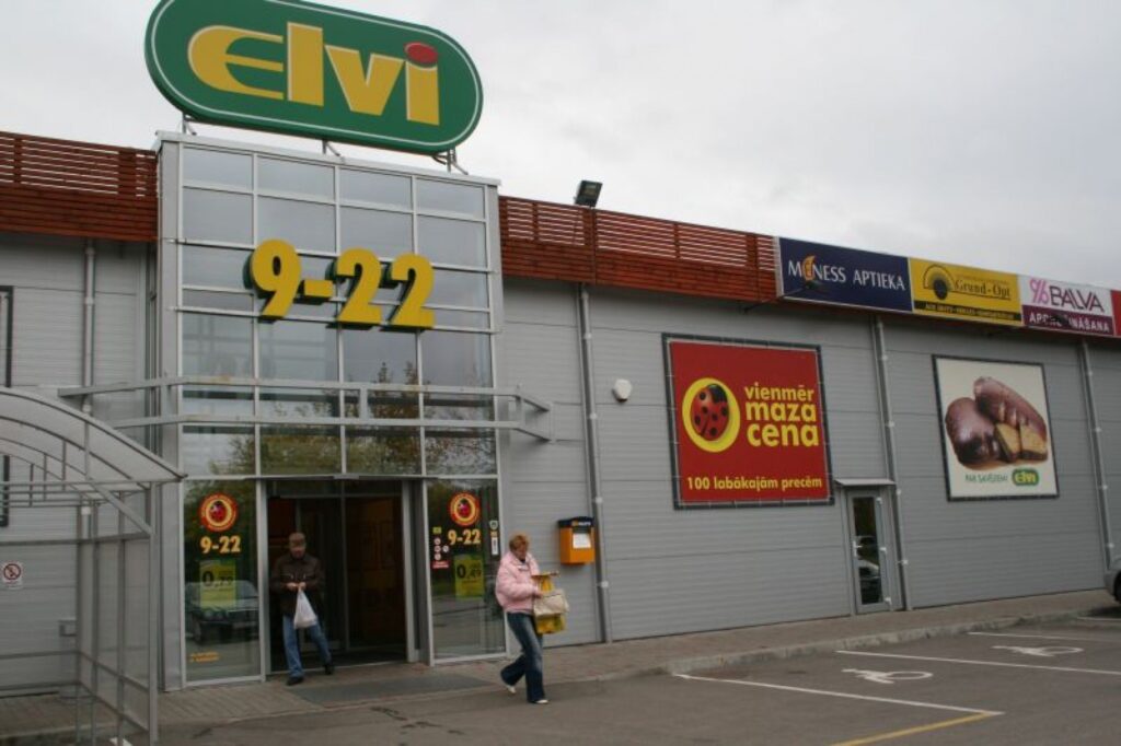 Joprojām neesošu veikalu reklāmas vedina pircējus apmeklēt tirdzniecības centru “Elvi” Valkā.
Autors: Inga Karpova