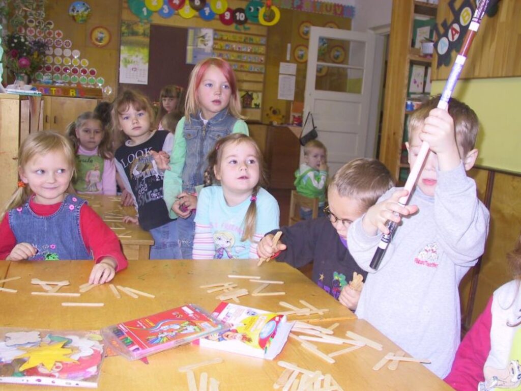 Pēc remonta Variņu bērnudārzā  ir silti, un tāpēc arī bērnu pirkstiņi ir izveicīgāki. Jurģis Penezis nolēmis no flomāsteriem būvēt augstu torni. 
Autors: Sandra Pētersone