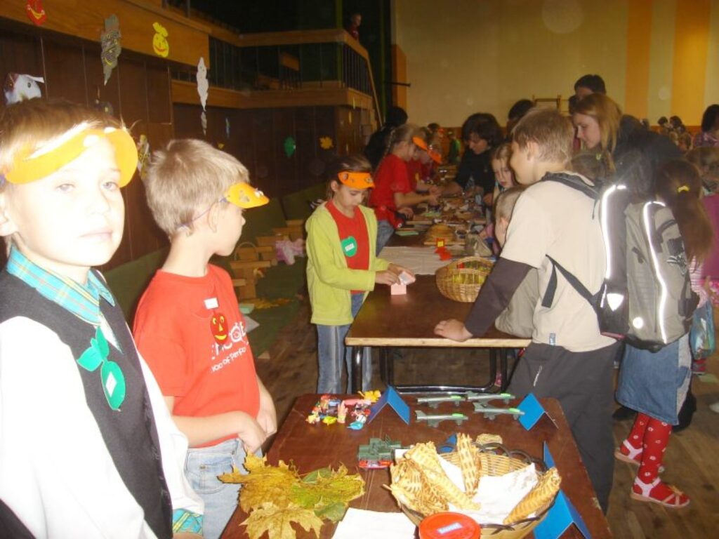 4.b klases skolnieks Jānis (no kreisās) ir sajūsmināts par tirdziņu, jo šeit lieti noder mācību stundās iegūtās zināšanas, kā arī var nopelnīt naudu.
Autors: Santa Sinka