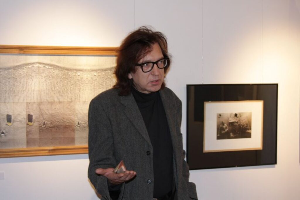 Uldis Balga izstādes atklāšanā notika videoinstalācija ar ideju, ka fotogrāfijā savienojas mirklis un mūžība, kuru simbolizēja Heopsa piramīda. Piramīdas makets tika sadedzināts, un tas pārvērtās par mirkli.
Autors: Aldis Dubļāns