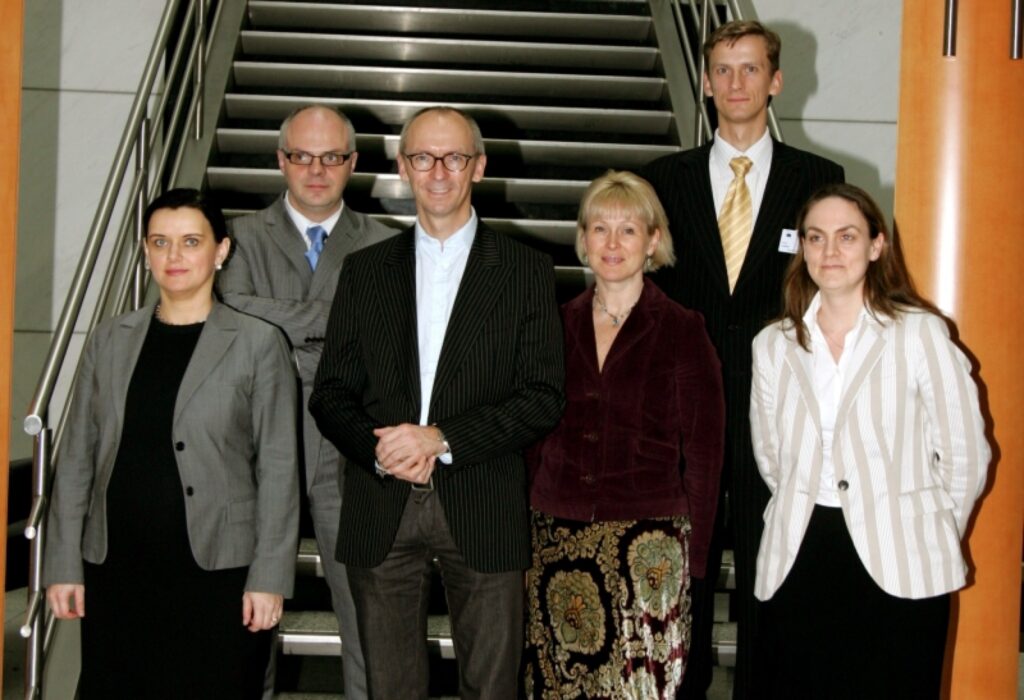 Latvijas ilgtspējīgas attīstības stratēģijas vadītājs profesors Roberts Ķīlis (no kreisās) uzklausīja Eiropas Parlamenta deputāta Alda Kušķa un Latvijas Tirdzniecības un rūpniecības kameras valdes priekšsēdētājas Žanetas Jaunzemes vērtīgos ieteikumus, ar kuriem tiks papildināta Latvijas nākotnes stratēģija.
Autors: No personīgā arhīva