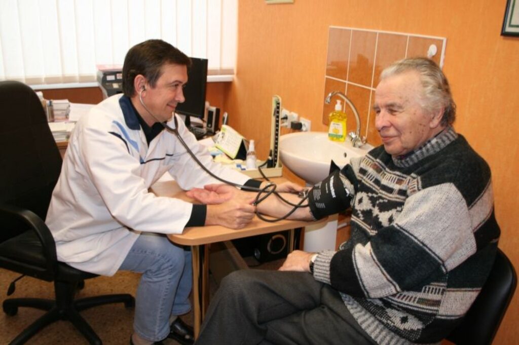 Valkā praktizējošais ģimenes ārsts Māris Nātra atzīst, ka daļa pacientu neslēpjot izbrīnu, uzzinot maksas lielumu. 
Autors: Aivars Zilbers