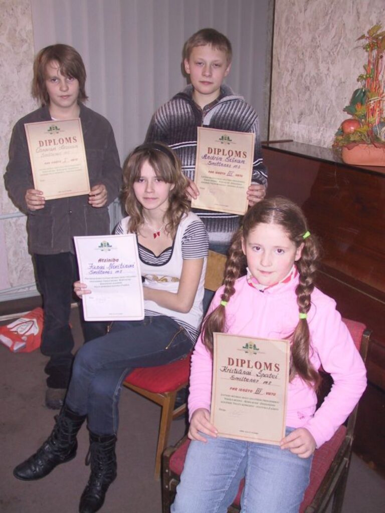 Visvairāk godalgu konkursā solo dziedāšanā ieguva Smiltenes mūzikas skolas audzēkņi: Jana Ņikitina (1. rindā no kreisās), Kristiāna Špate, Oskars Leosks (2. rindā no kreisās) un Andris Šiška.
Autors: Sandra Pētersone