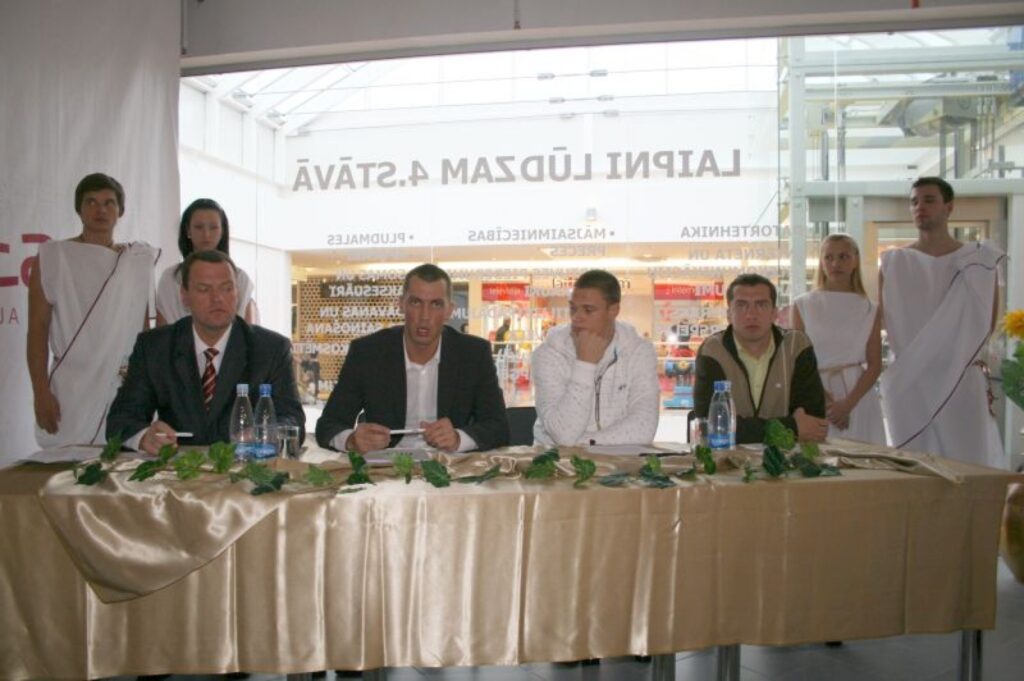 Sestdien ar reģiona masu medijiem tikās SIA “VRPB” valdes priekšsēdētājs Jurģis Ābele (no kreisās), Pilsētas galerijas “Valleta” direktors Māris Āboltiņš, 2008. gada vasaras olimpisko spēļu Pekinā olimpiskā zelta ieguvējs Māris Štrombergs un Latvijas BMX olimpietis Ivo Lakučs.
Autors: Inga Karpova
