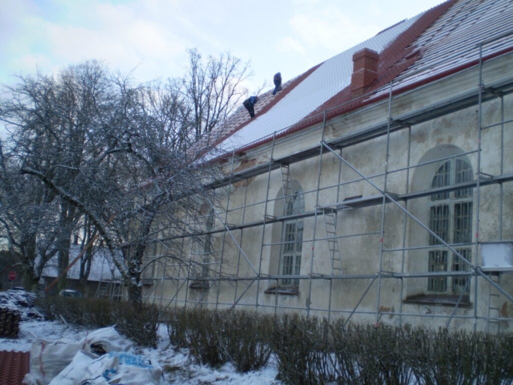 SIA “Metāla alianse” strādnieki no Valmieras maina jumtu Ēveles luterāņu dievnamam.
Autors: Inga Karpova