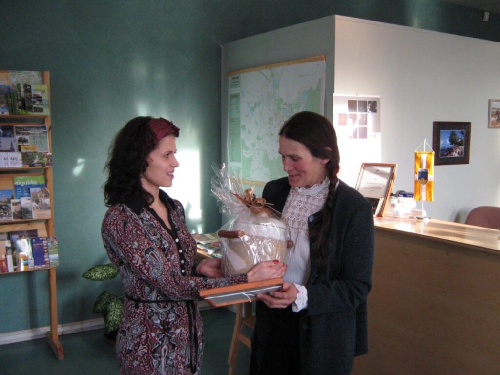 Vidzemes tūrisma asociācijas balvu “Lejas Kleperu” saimniecei Līgai Kleperei (no labās)   piektdien pasniedza Smiltenes pilsētas domes tūrisma speciāliste Sanda Akmentiņa.
Autors: Dagnija Kalniņa