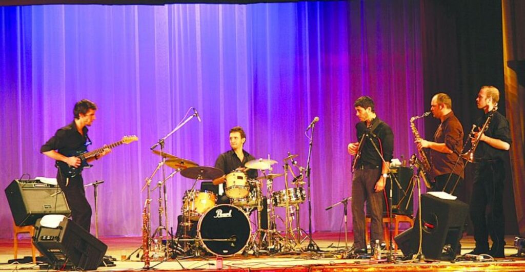 Ar savu degsmi un “pareizi audzināta bērna” garu franču mūziķi neiekļaujas neviena stila robežās. “OZMA” komunicē ar klausītājiem un tos apbur. 
Autors: Aldis Dubļāns