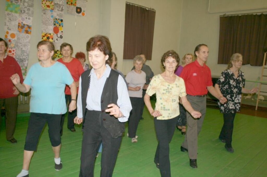 Senioru deju kopa mēģinājumos iestudē jaunas dejas, lai pirmās skatītāji jau redzētu pirms Jaungada svinībām. 
Autors: Aivars Zilbers