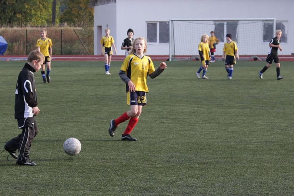 Valkas BJSS jaunie futbolisti aizvada sezonas pēdējo turnīru brīvā dabā savā stadionā.
Autors: Aldis Dubļāns