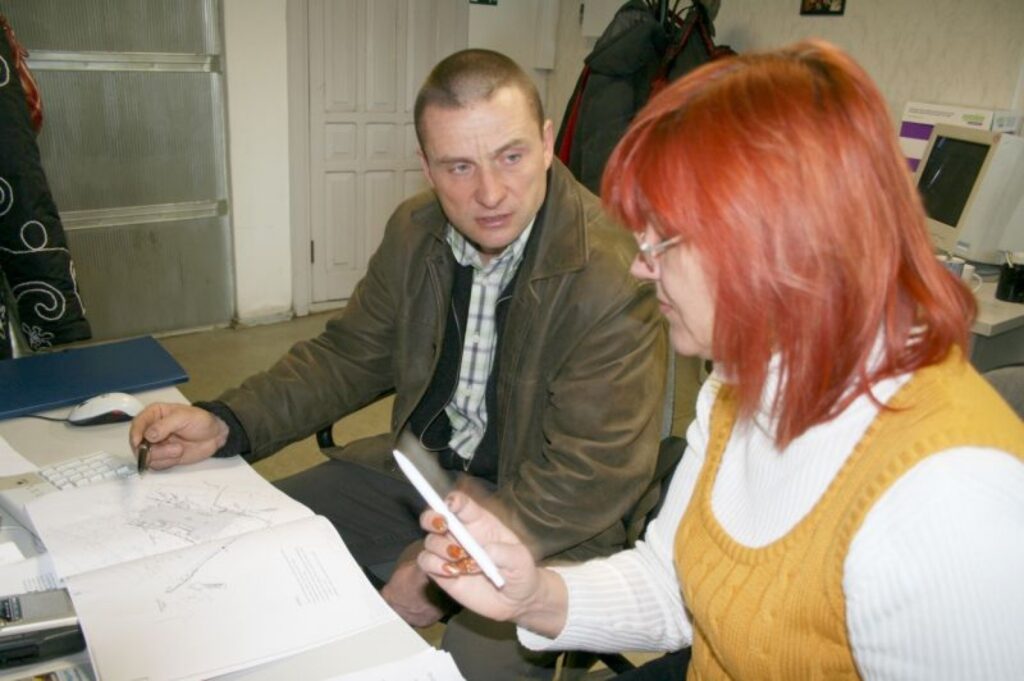 Valkas uzņēmējs Andrejs Visockis izklāsta ierosinājumus ūdensvada pievada izbūvei pilsētas kultūras namam, kas neskar viņa īpašumu “Ziemeļlatvijas” galvenajai redaktorei Ingūnai Johansonei.
Autors: Inga Karpova