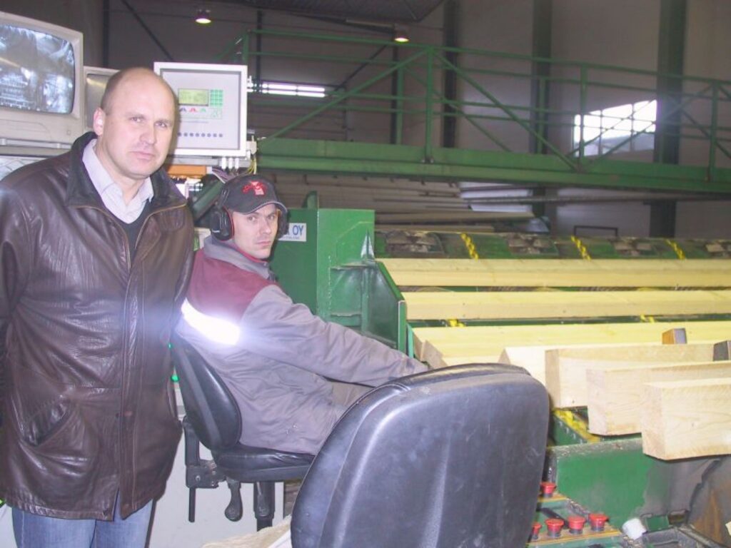 Akciju sabiedrības “Stora Enso Timber” Launkalnes kokzāģētavas valdes loceklis Uldis Deisons (no kreisās) secina, ka kokapstrādē izdzīvos uzņēmumi, kuri spēs pielāgoties smagajai situācijai. Attēlā blakus - operators Aigars Leimanis. 
Autors: Sandra Pētersone