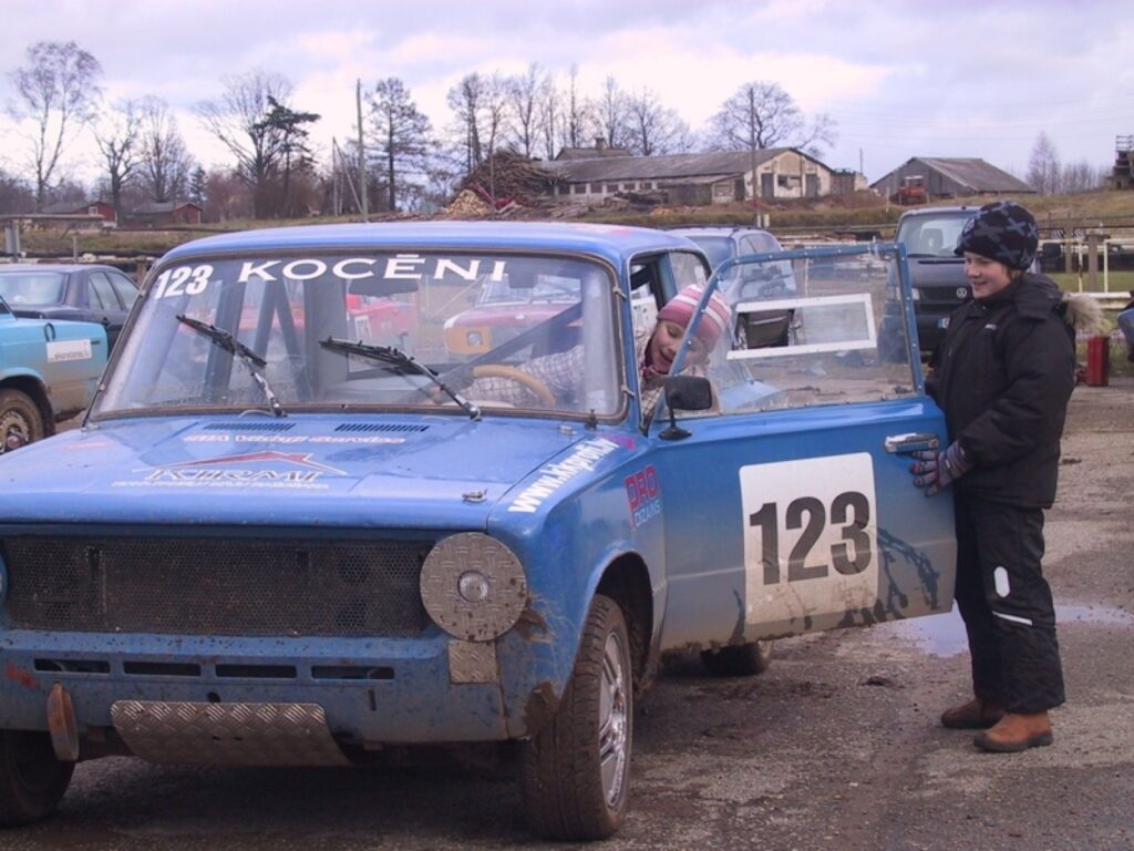 Autosportistu žigulīšus pēc sacensībām izmēģina bērni, iespējams nākamie sportisti...
Autors: Santa Sinka