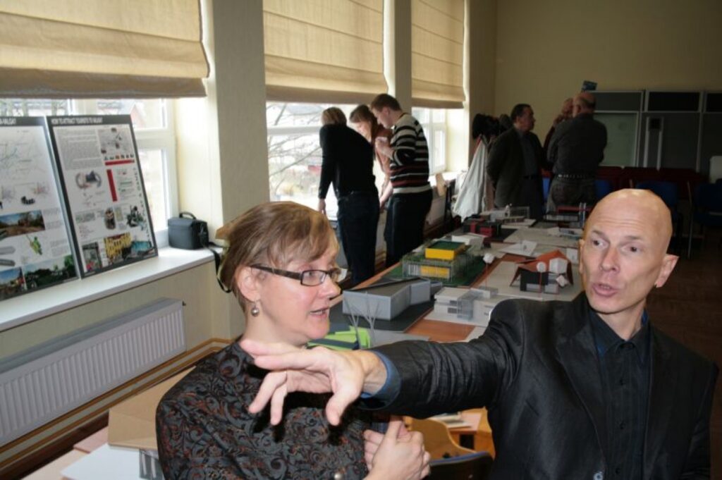 Rīgas Tehniskās universitātes Arhitektūras un pilsētplānošanas fakultātes asociētā profesore Sandra Treija un dekāns Uģis Bratuškins turpina diskutēt par turpmākām iespējām sadarboties ar Valkas domi.
Autors: Aldis Dubļāns