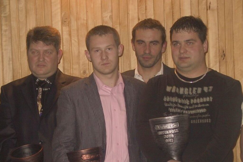  “Hmm.... nu cik tad var pozēt”, nedaudz noguruši aizdomājas Aigars Ozoliņš (no kreisās), Kristaps Eglītis, Andris Jurciņš un Raivis Lokmanis.
Autors: Santa Sinka