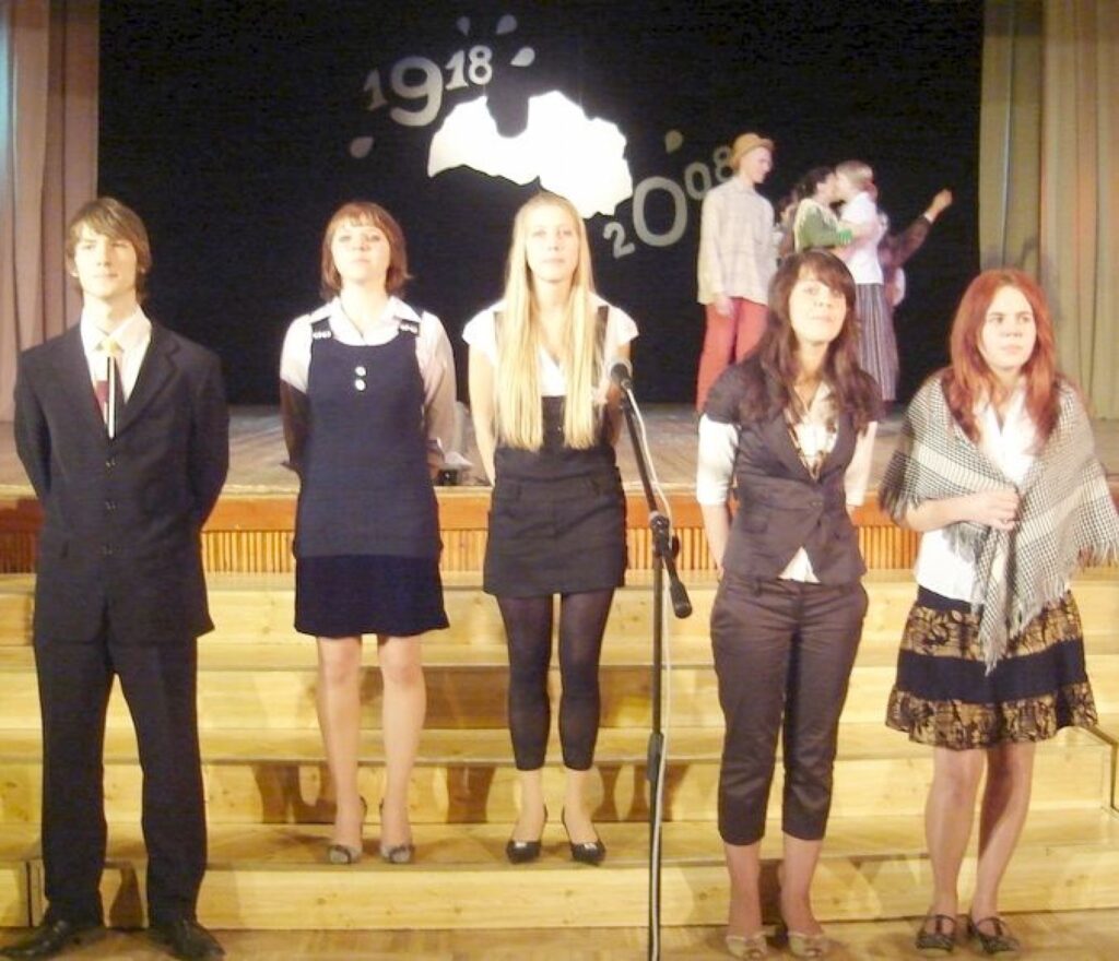 miltenes Centra vidusskolā vienoti ar dziesmām par Latviju skolēni un pedagogi svinēja valsts 90. dzimšanas dienu.
Autors: Santa Sinka