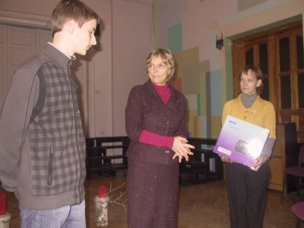 Vācu diploma skolu programmas vadītājas Mehthildes Špīgeles (vidū) vāciski teikto angļu valodas zinātājiem, arī Smiltenes ģimnāzijas direktorei Velgai Mālkalnei (blakus) tulkoja ģimnāzists Edgars Haks. 
Autors: Sandra Pētersone